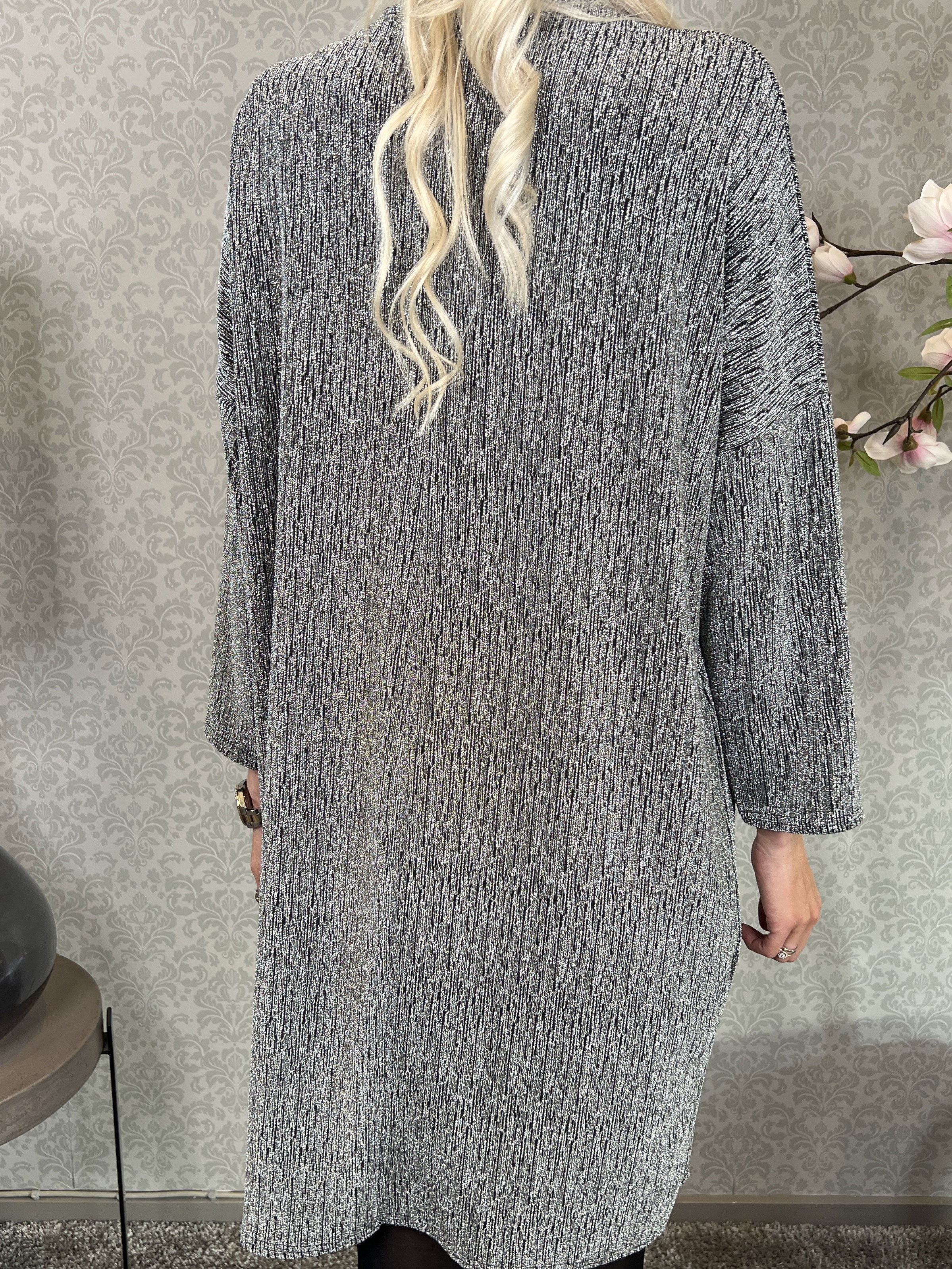 Audine - Simpel glimmerkjole i elastisk stof